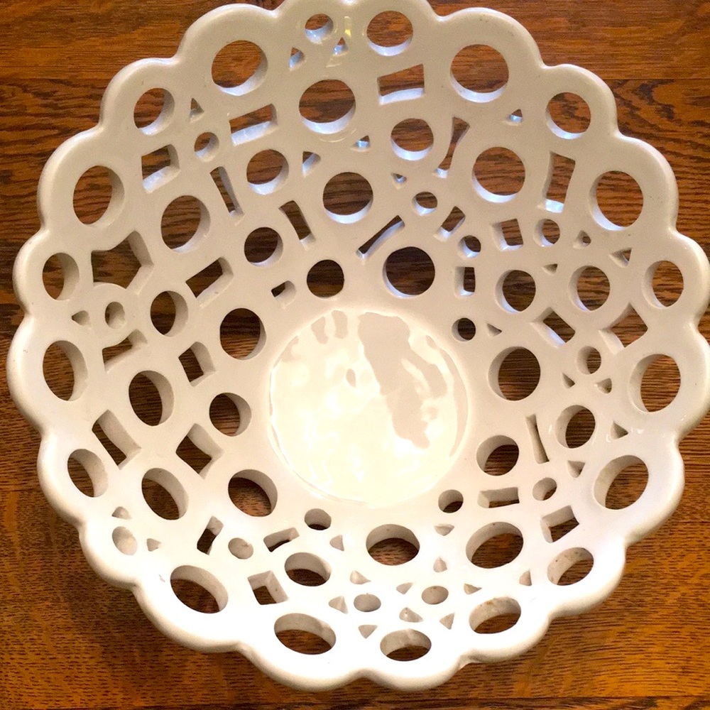Stunning, asymmetric open lacework servebowl 10&1/2”x4&1/5” oven safe! Microwave
